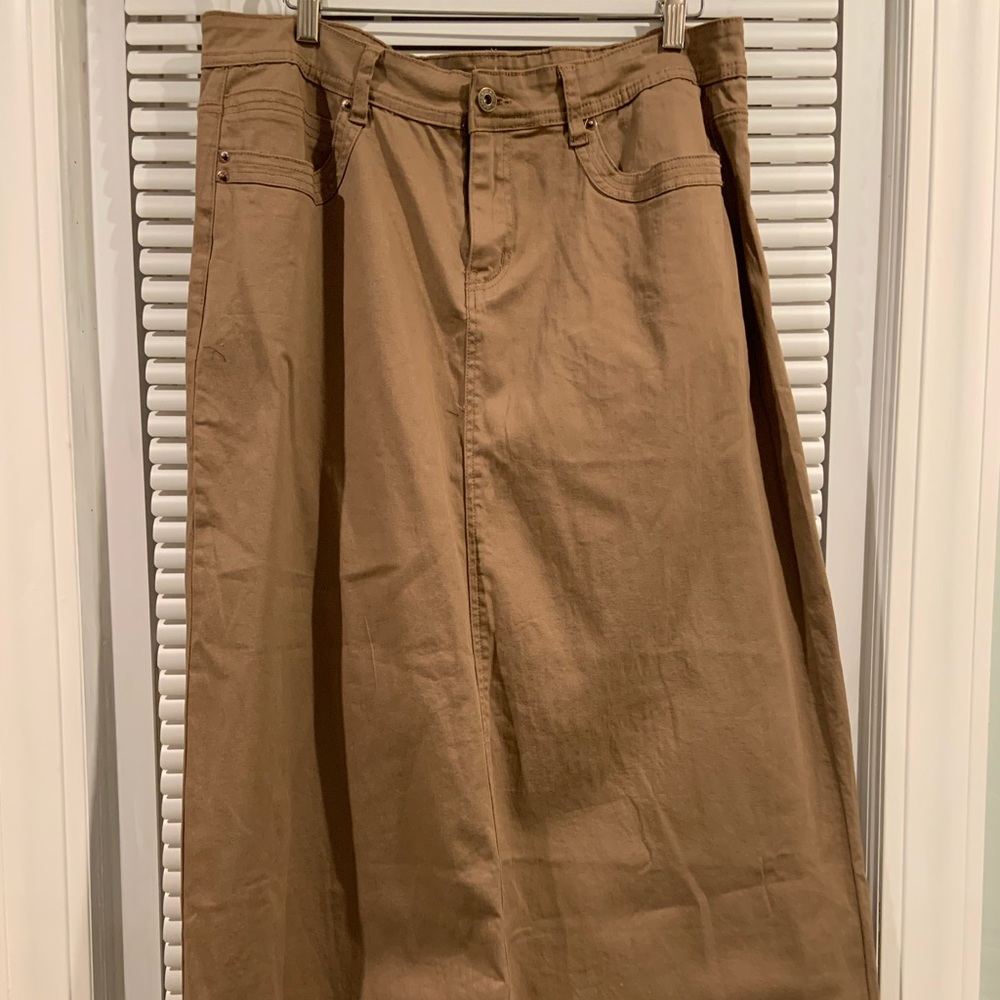 Floor length kaki skirt NWT the skirt outlet